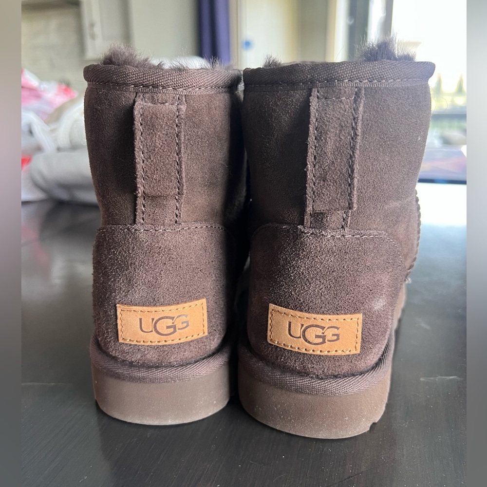 NEVER WORN, DISCONTINUED BROWN CLASSIC MINI ll UGGS SIZE 9